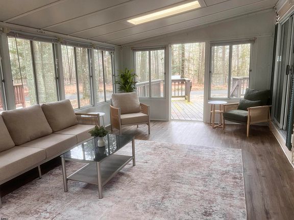 4th image of 135 Thompson Ln