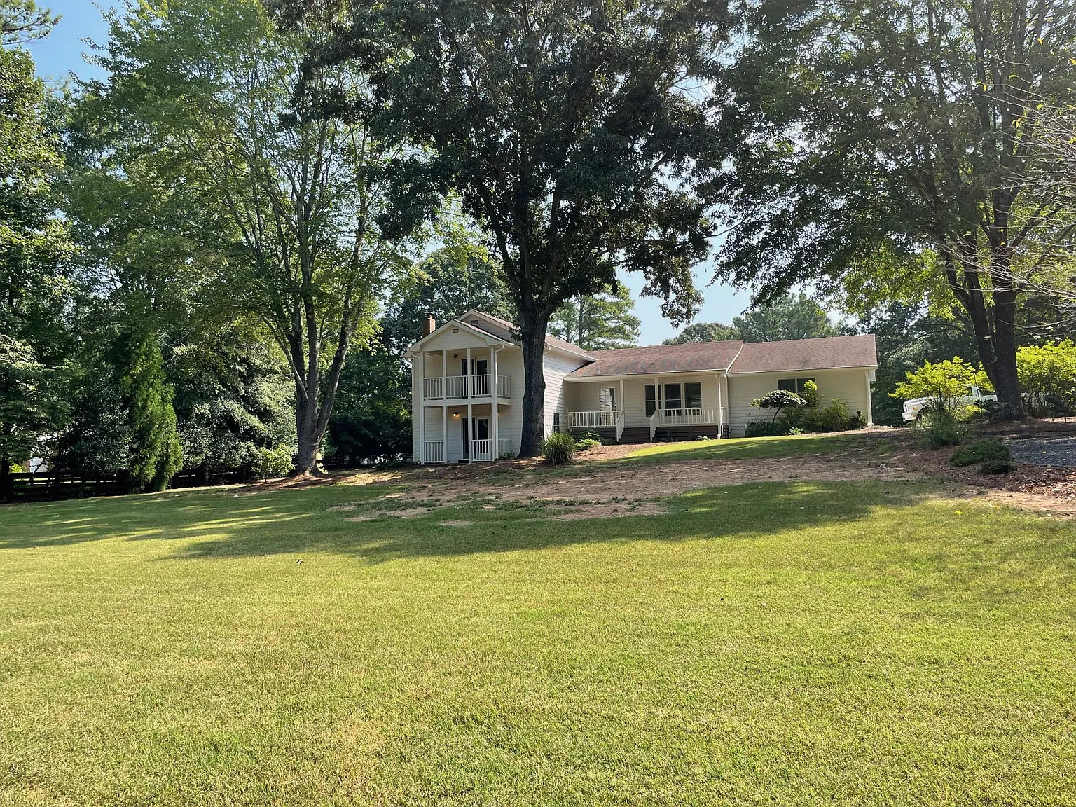 4 bed, 2380 sqft, $3,200 — Photo 3