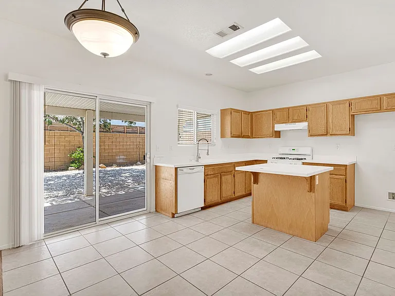 13085 Camden Ln — Photo 5