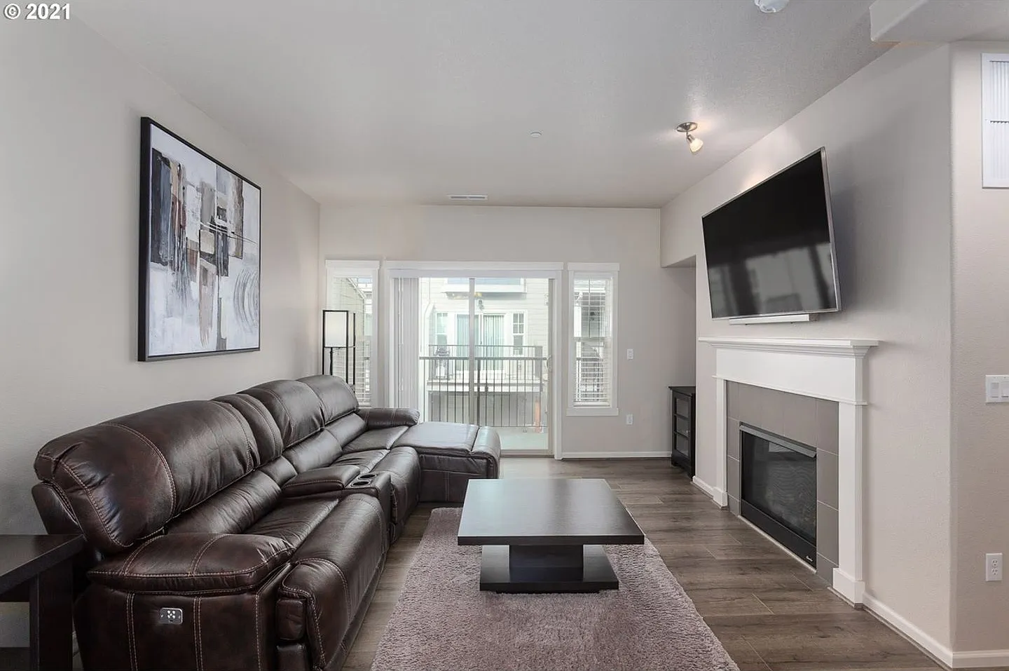 Spectacular 2 Bed | 2.5 Bath + Office/Den Townhome | Prime Hillsboro Location | Modern Living | C... — Photo 3