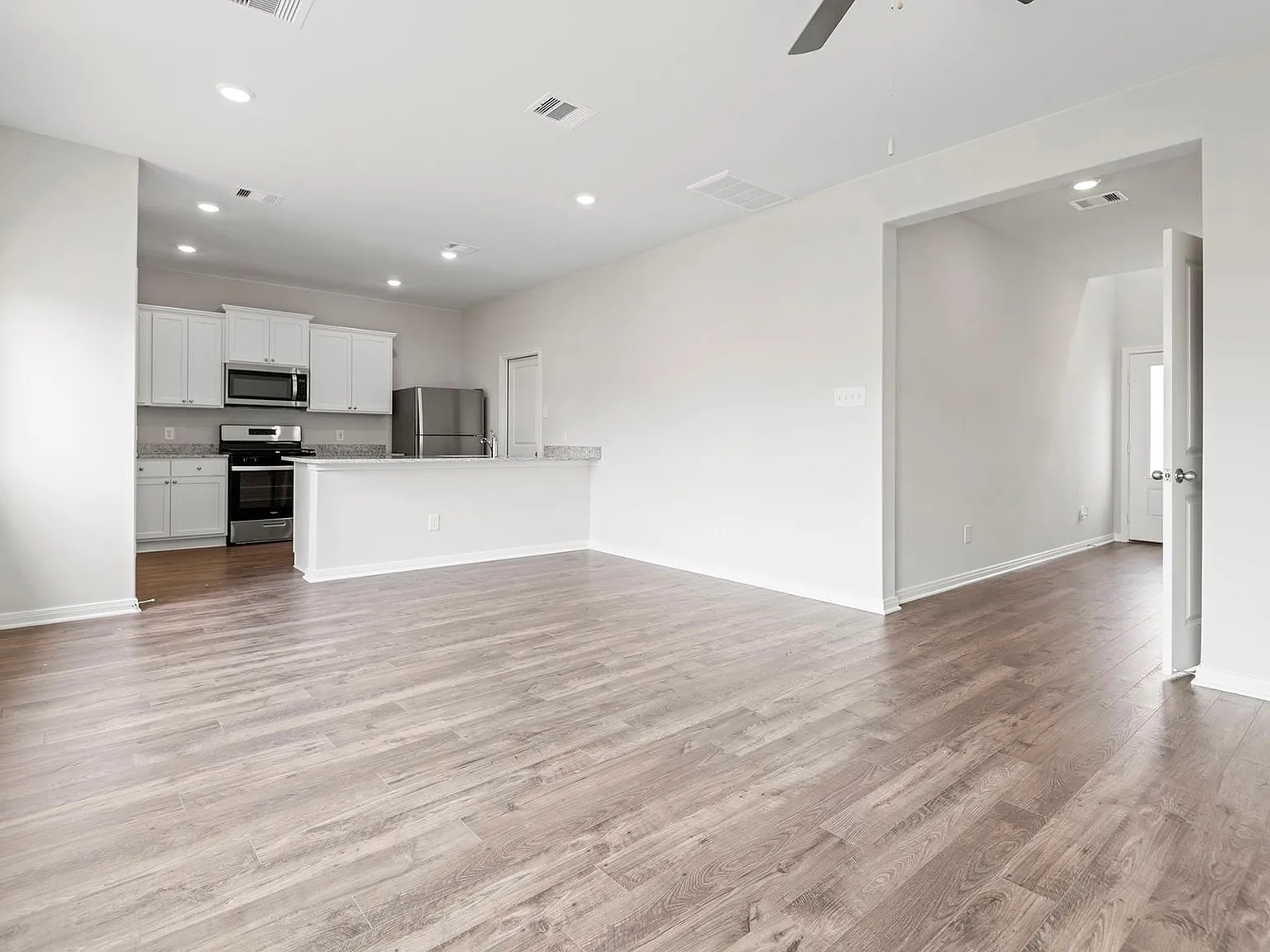 3 bed, 2.5 bath, 1348 sqft, $2,350 — Photo 4