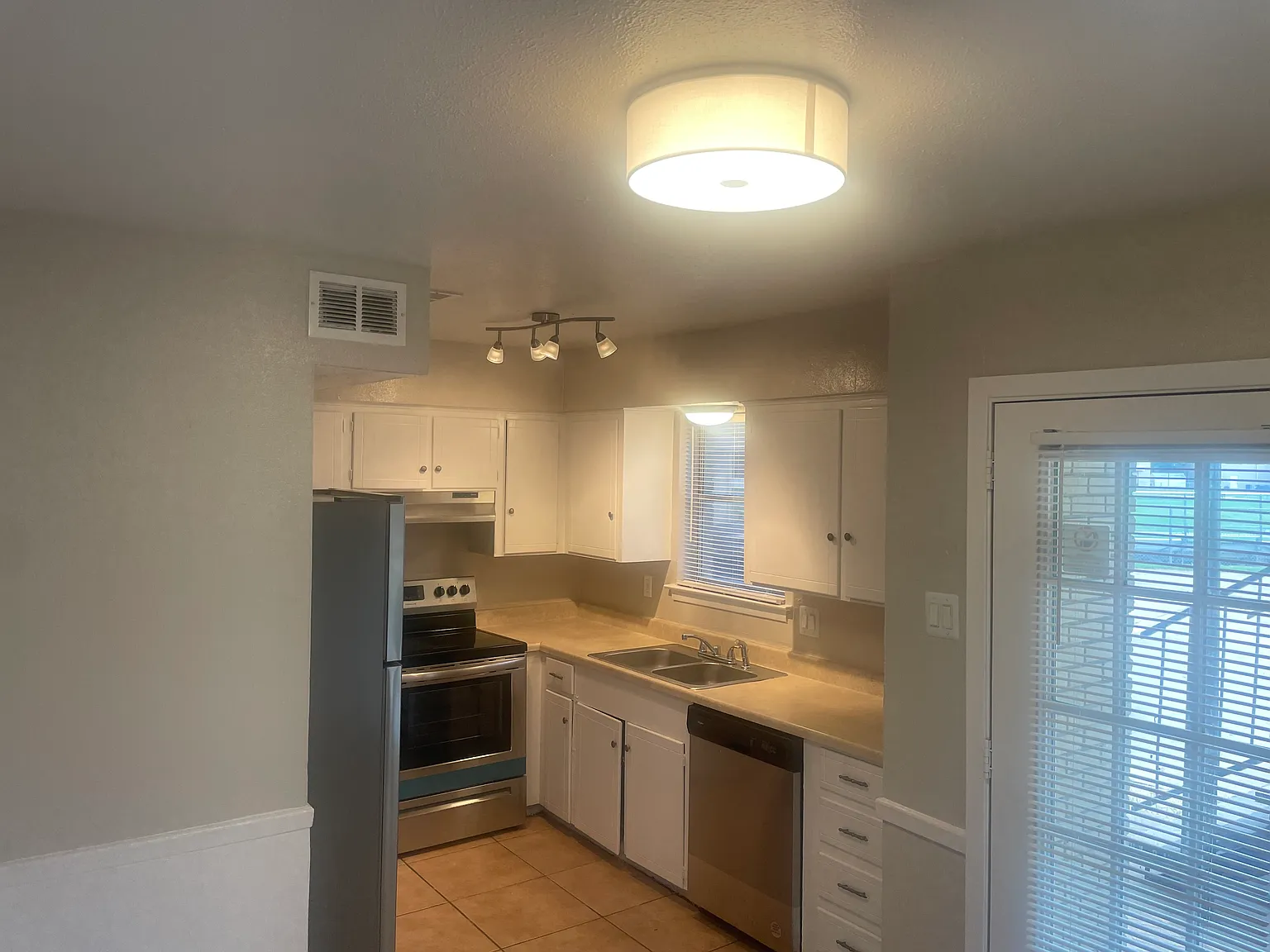 2 bed, 823 sqft, $1,340 — Photo 3