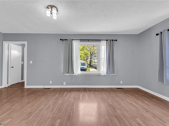 4th image of 115 Linden St