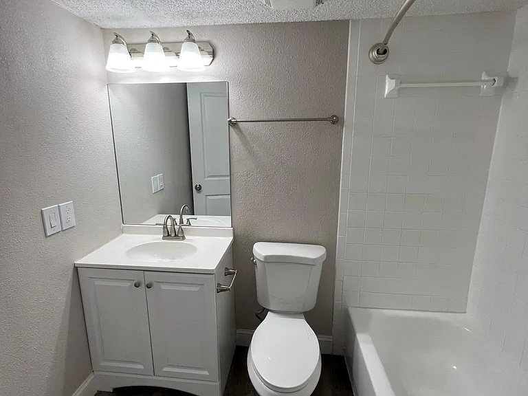 Oakbrook Village Apartments — Photo 48