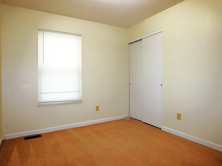 504 Pioneer Dr — Photo 8