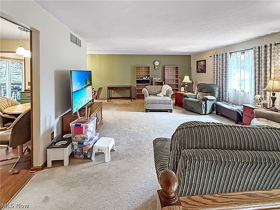 4th image of 284 Old Oak Dr