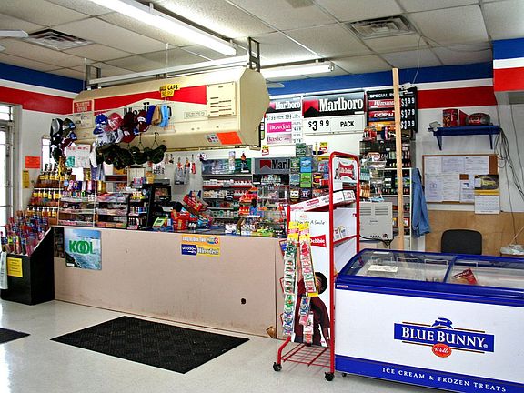 3rd image of 2032 N Broadway St