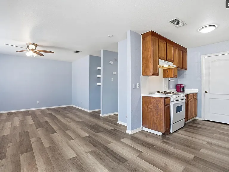 609 Race St #B — Photo 2