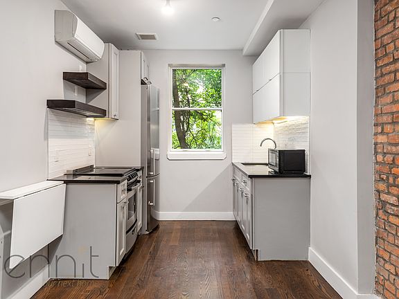 2nd image of 810 Saint Johns Pl APT 2