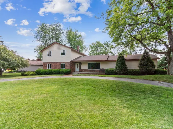 9165 Lake Crest Dr, Whitmore Lake, MI 48189