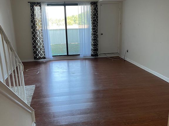 5th image of 270 Summit House