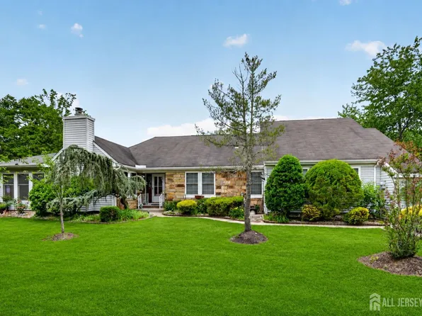 11 Canterbury Dr, Monroe Township, NJ 08831