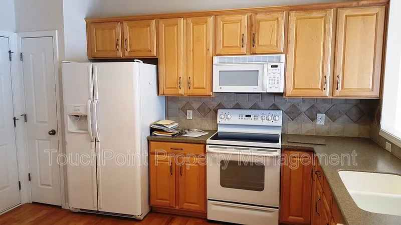 3 bed, 2.5 bath, 1800 sqft, $2,150 — Photo 4