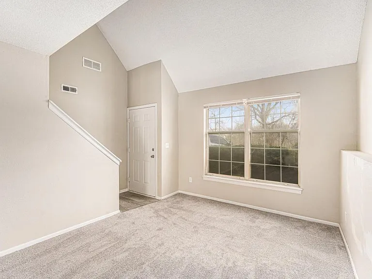810 SW Pinebrook Village Dr — Photo 4