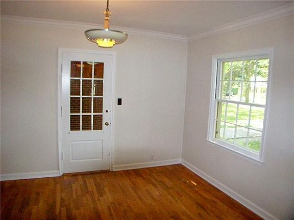 3rd image of 1653 E Roseland Ave