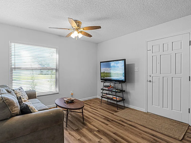 206 Nob Hill Cir #104 — Photo 3
