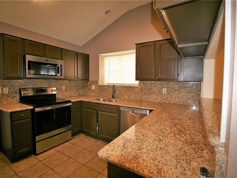 903 Ashmount Ln — Photo 21