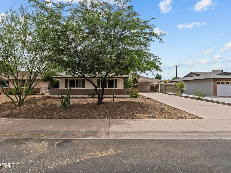 1229 E Manhatton Dr — Photo 2
