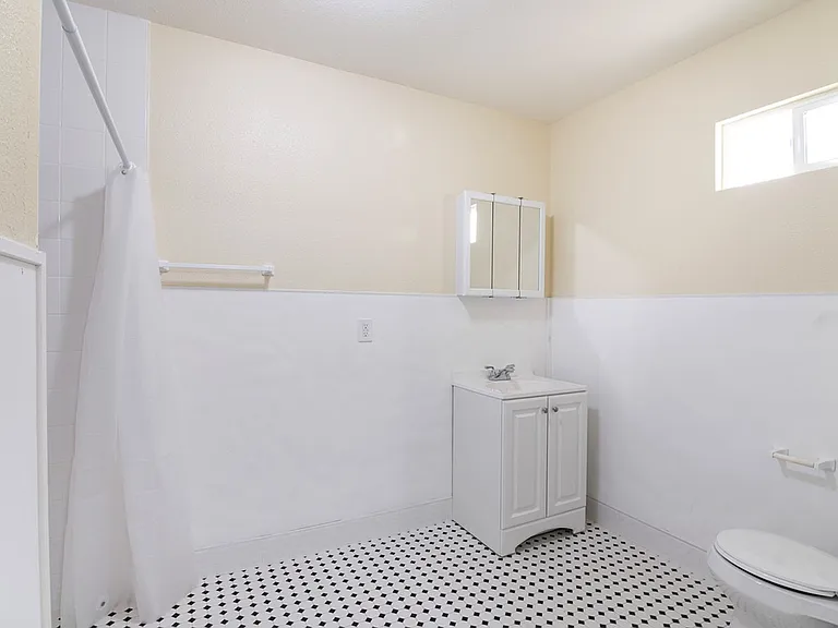 Oxford Suites — Photo 12