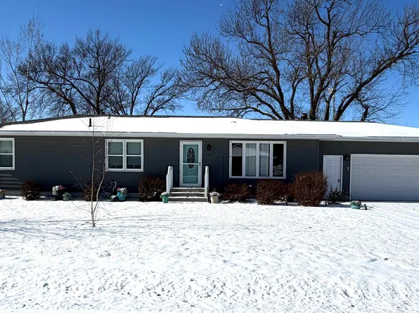 527 N 3rd St, Hebron, NE 68370
