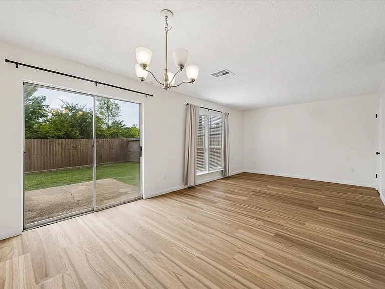 1600 Hazelwood St #B — Photo 2