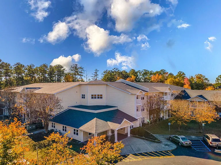 Discover our expansive community featuring well-maintained buildings and ample amenities in Columbia, professionally operated by Highlands Vista Group.