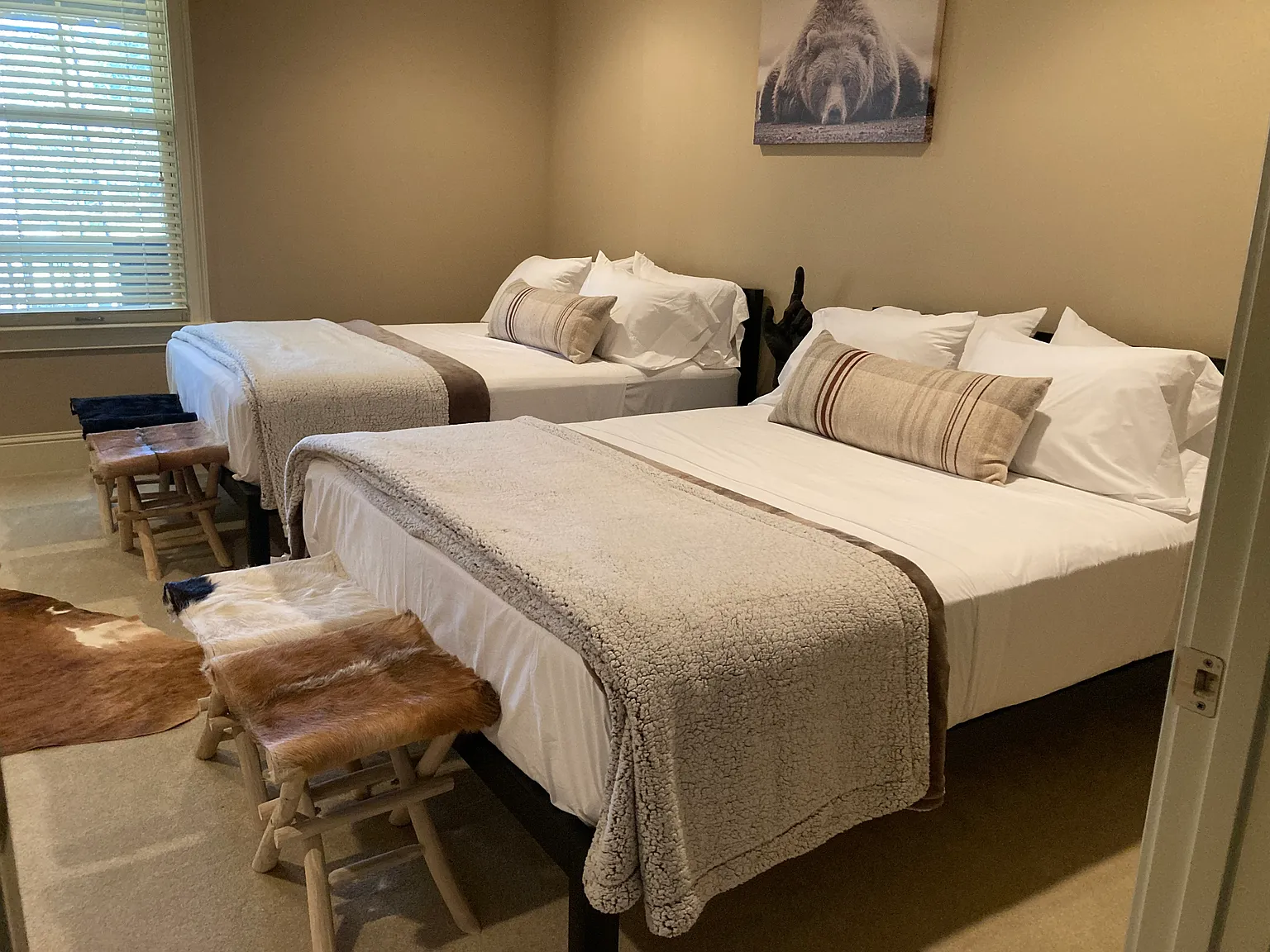 5 bed, 5.5 bath, 5460 sqft, $6,900 — Photo 3