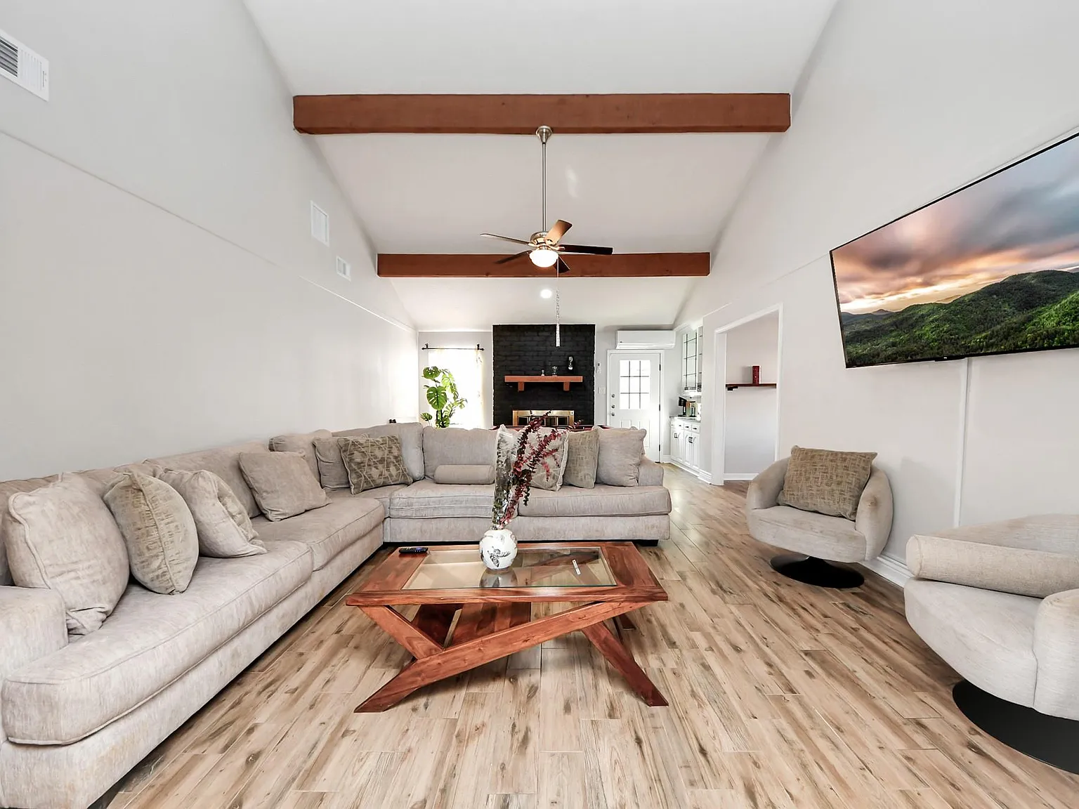 4 bed, 2.5 bath, 1870 sqft, $5,500 — Photo 4