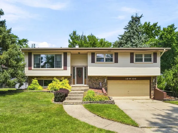 18W108 71st St, Darien, IL 60561