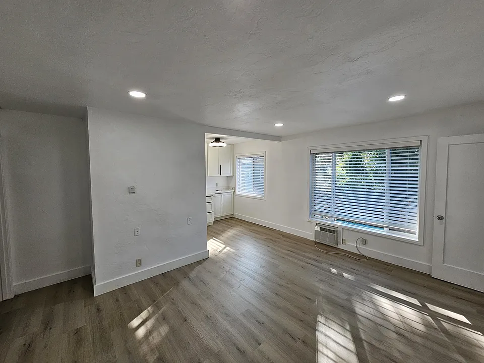 2616 T St #9