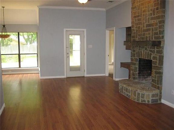 4th image of 1026 N Fannin St