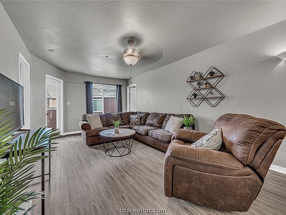 4th image of 515 Sw Pkwy #304