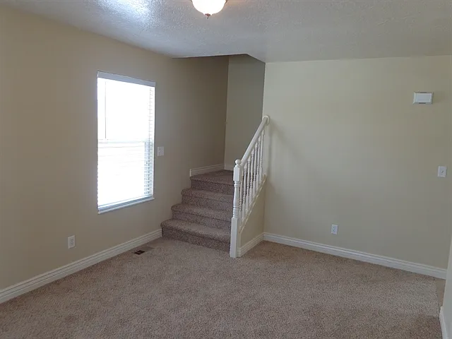 7 bed, 3.0 bath, 2617 sqft, $2,700 — Photo 3