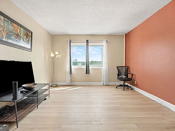 5th image of 2285 Peachtree Rd NE Unit 909