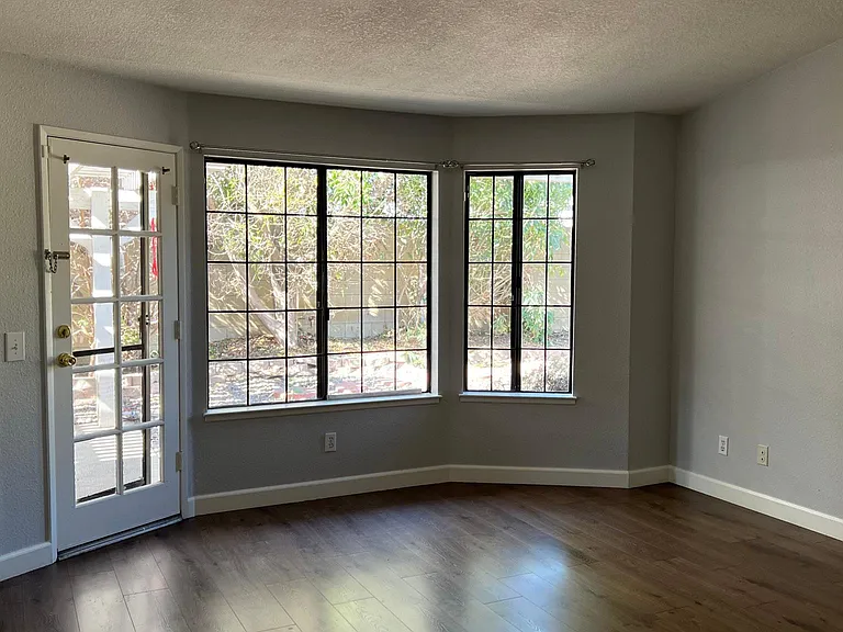 2910 S Bon View Ave — Photo 7