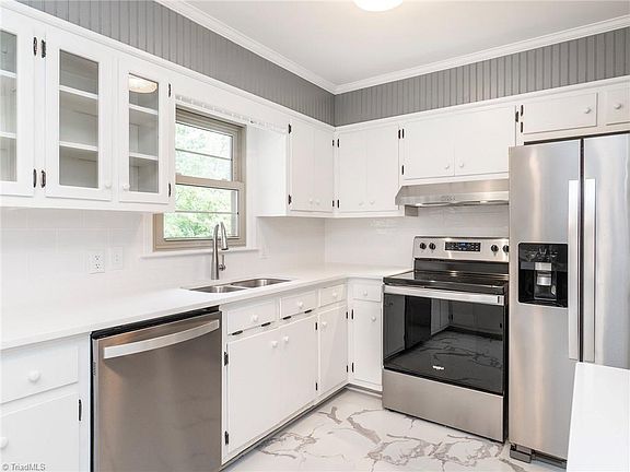 5th image of 2231 Lacy St