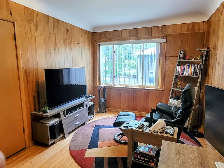 2nd bedroom as an office
