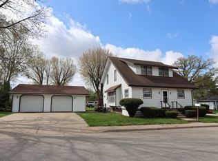 216 W Yuba St, Cuba City, WI 53807
