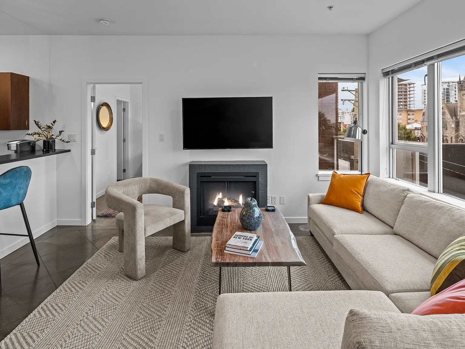2 bed, 900 sqft, $4,000 — Photo 2