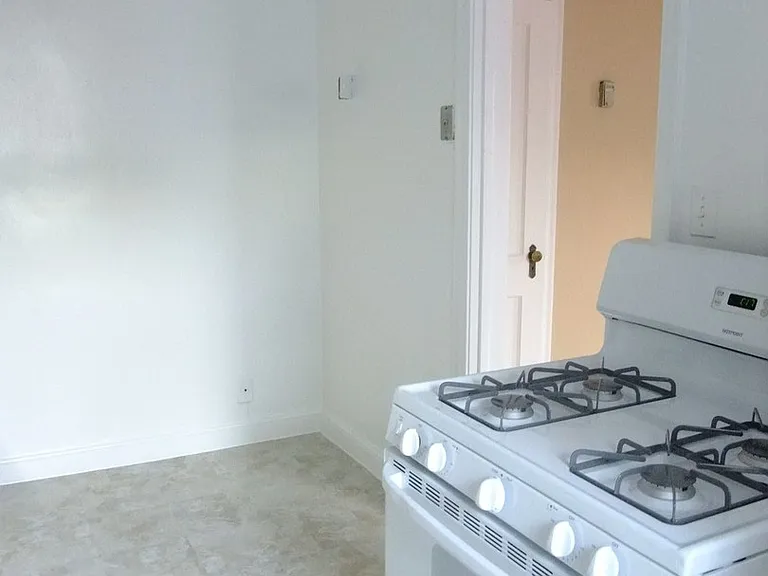 8210 Greenwood Ave — Photo 10