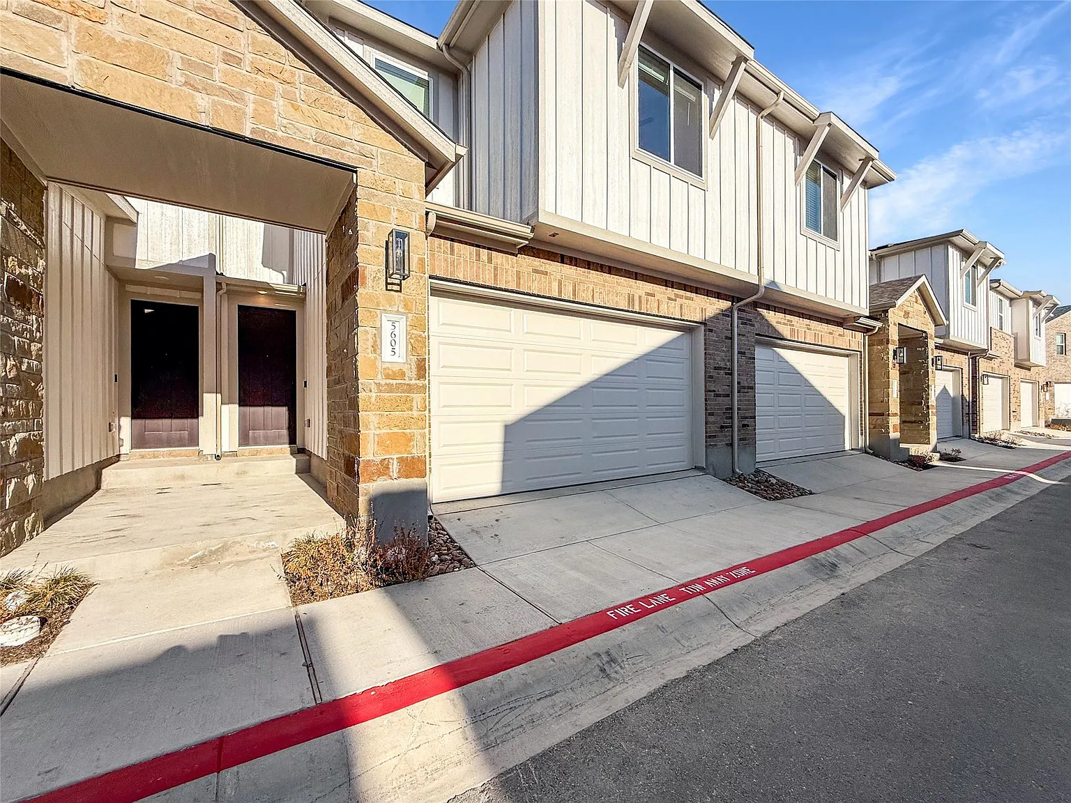 3 bed, 2.5 bath, 1843 sqft, $3,390 — Photo 2