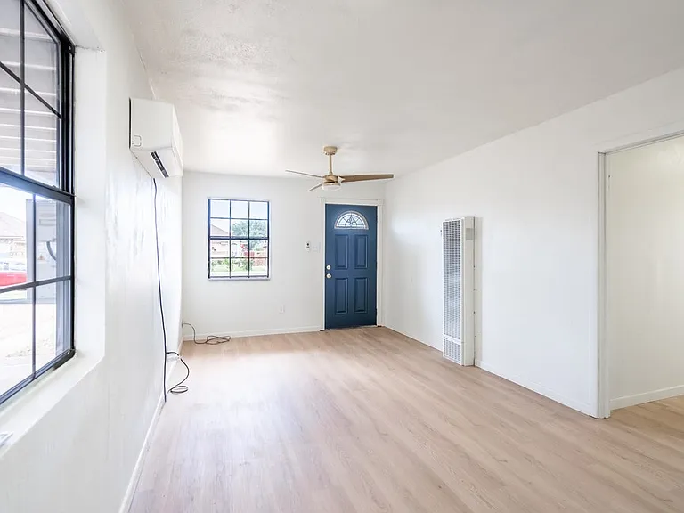 504 Howard Dr — Photo 3