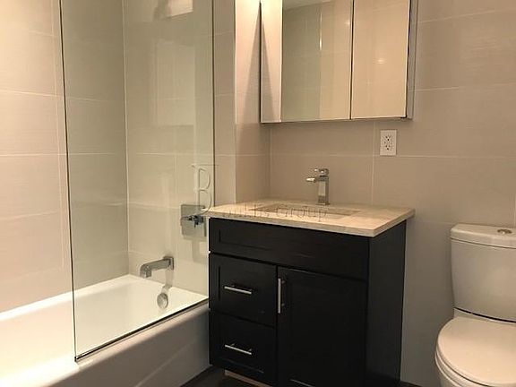 5th image of 2605 28th St APT 5F