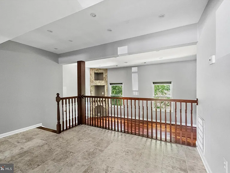 2022 Mayflower Dr — Photo 8