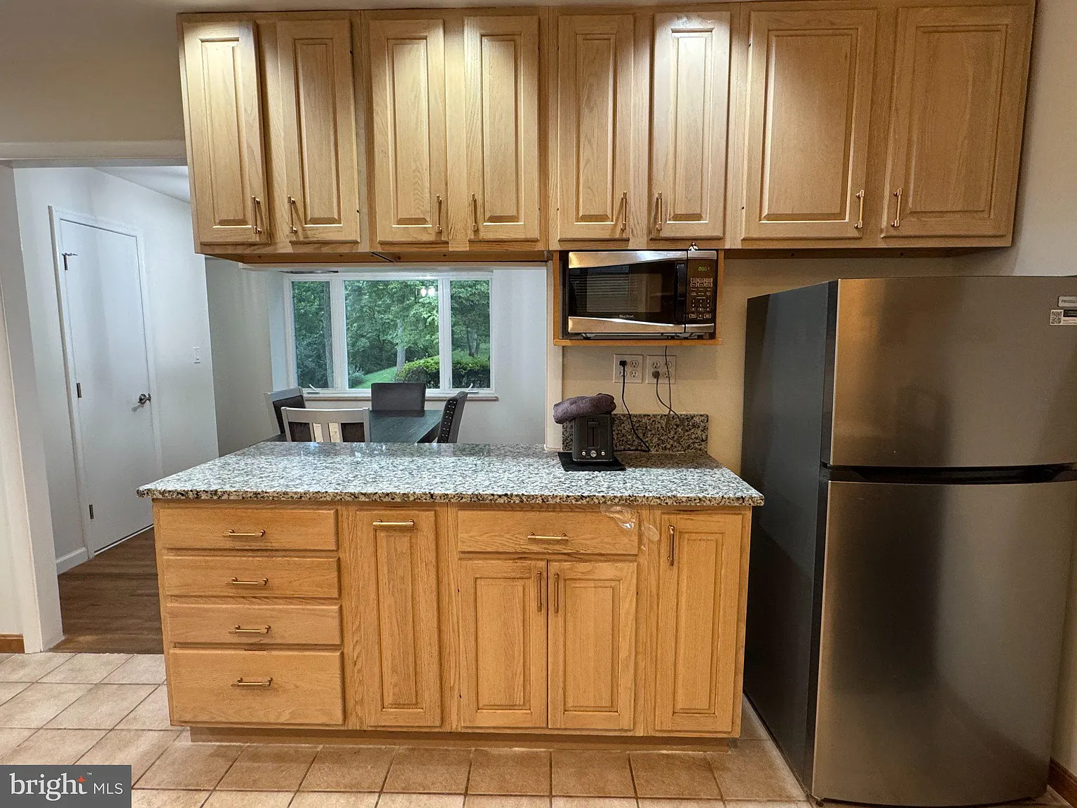 7 bed, 3.0 bath, 2718 sqft, $4,500 — Photo 3