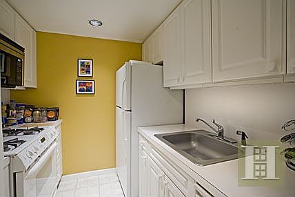 4th image of 165 W 66th St APT 19L