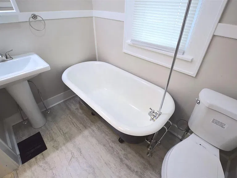 1548 Leonard St — Photo 15