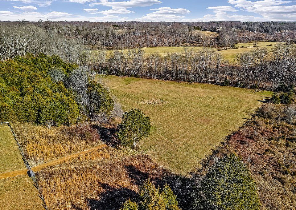10th image of 3001 Tulip Ln