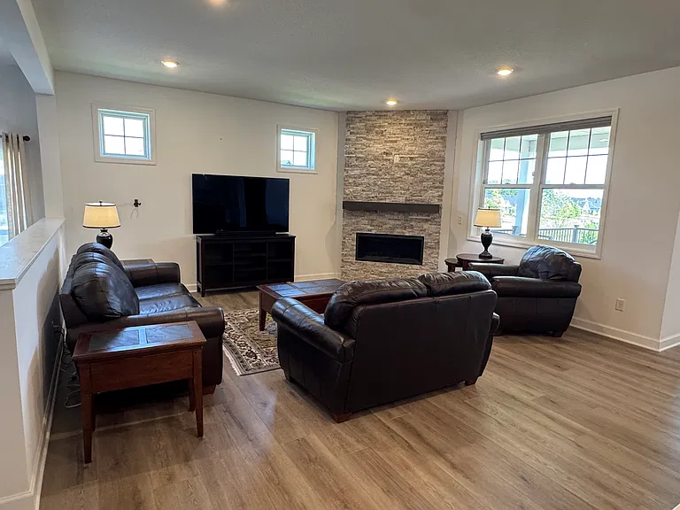 11451 Queens Ct N — Photo 3