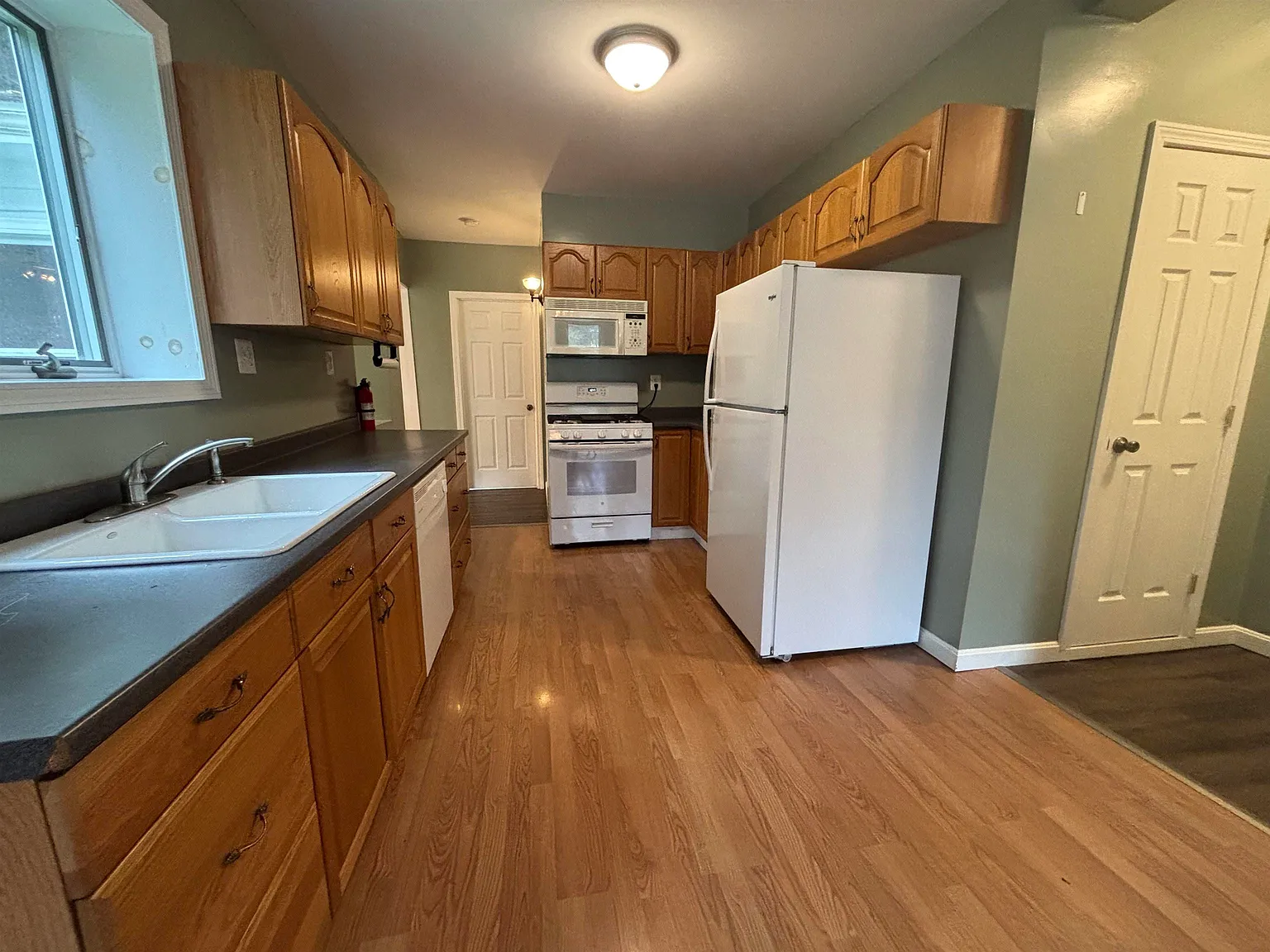 3 bed, 2.0 bath, 1750 sqft, $2,500 — Photo 2